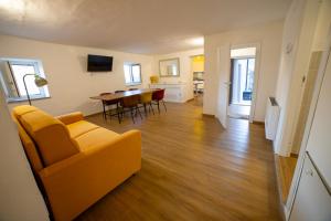 un soggiorno con un divano e un tavolo di B&B Anele a Morano Calabro