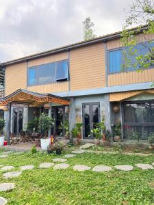 Κήπος έξω από το Viên Nam Xanh Homestay