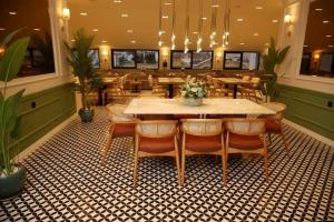 una sala da pranzo con tavolo e sedie di Rush Hotel Tokat a Tokat
