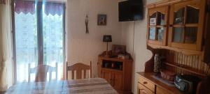 Un comedor con una mesa y una ventana. en Nice studio in the heart of Le Monêtier-les-Bains, en Le Monêtier-les-Bains