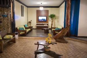 The lounge or bar area at Porto Marlin Hotel