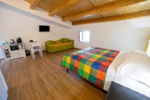una camera da letto con un letto e un divano in una stanza di B&B Anele a Morano Calabro Altre 16 foto