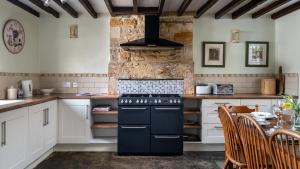 Køkken eller tekøkken på Pilgrim Cottage + 17 billeder