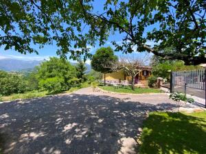 una strada vuota con una casa sullo sfondo di Rincón de Madagascar VV-2192-AS a Arriondas