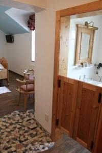 a bathroom with a sink and a mirror at Frühstückspension Wahl in Ruprechtshofen