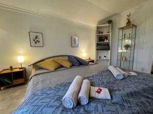 een slaapkamer met een groot bed met handdoeken erop bij Bijou Mosen in Hitzkirch