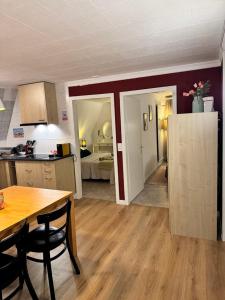 een keuken en eetkamer met een tafel en een kamer bij Bijou Mosen in Hitzkirch