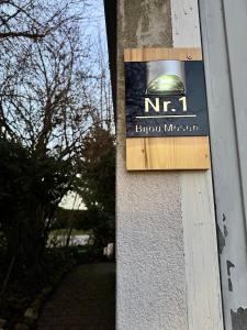 een bord aan de zijkant van een gebouw bij Bijou Mosen in Hitzkirch