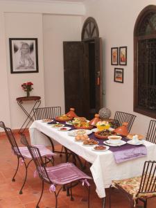 un tavolo con sopra piatti di cibo di Riad De La Semaine a Marrakech