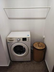 una lavatrice e un'asciugatrice in una piccola stanza di Ely Renting a Văleni Altre 3 foto