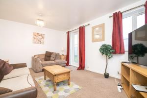 ein Wohnzimmer mit Sofa und Tisch in der Unterkunft 5 bed house with free secure parking in pleasant quiet location in Wolverhampton