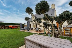 a house with a yard with a wooden table at TY Lavarion in Le Bono