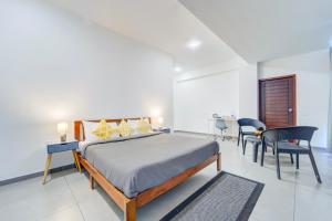 Ένα ή περισσότερα κρεβάτια σε δωμάτιο στο G Square 1 Room with Private Balcony Near Alappuzha Beach & Other Popular Attractions +10 φωτογραφίες
