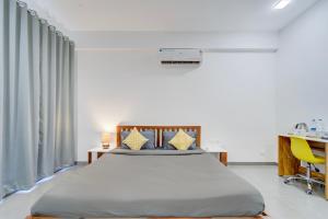 Ένα ή περισσότερα κρεβάτια σε δωμάτιο στο G Square 1 Room with Private Balcony Near Alappuzha Beach & Other Popular Attractions