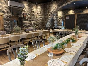 מלון טיבריא في طبرية: غرفة طعام مع طاولات وكراسي طويلة