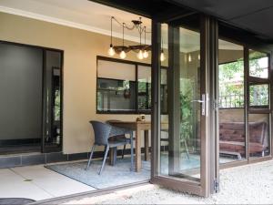 een eetkamer met glazen deuren en een tafel bij Fossil Lane in Clarens +36 foto's