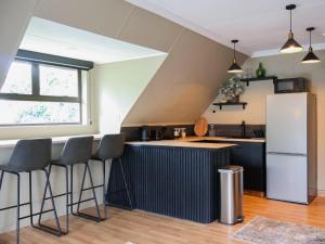 een keuken met een aanrecht en een koelkast bij Fossil Lane in Clarens