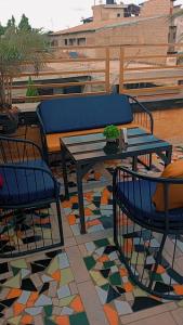 een patio met een bank en een tafel en stoelen bij MONIQUE CZ Maria Gléta in Abomey-Calavi