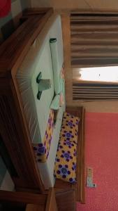 een model van een speelgoedkoelkast in een kamer bij MONIQUE CZ Maria Gléta in Abomey-Calavi +15 foto's