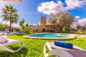 Bazén v ubytování Villa Es Moli den Llull nebo v jeho okolí