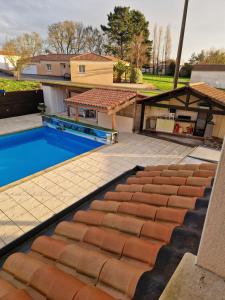 Swimmingpoolen hos eller tæt på villa spacieuse avec piscine, jacuzzi