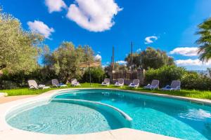 Bazén v ubytování Villa Es Moli den Llull nebo v jeho okolí