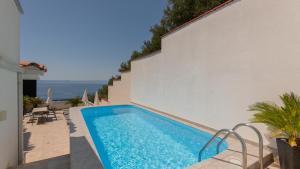 Bazén v ubytování Villa Mandina - Makarska by Villas Guide nebo v jeho okolí