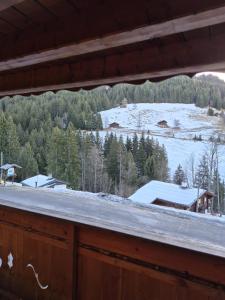 Blick auf einen schneebedeckten Berg aus dem Fenster in der Unterkunft L'Auberge de la Comballaz in La Comballaz