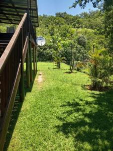 un frisbee blanc volant au-dessus d'un champ d'herbe dans l'établissement Barberton Troop Cabin, à Barberton