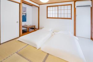 Ένα ή περισσότερα κρεβάτια σε δωμάτιο στο 102Room,Free parking just a 7-minute walk from Koiwa tram stop This spacious 75-square-meter flats features two large bedrooms and can accommodate up to seven guests