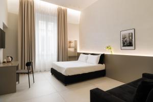 a hotel room with a bed and a couch at Iodis Relais in Naples