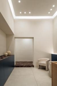 un salon avec un grand miroir au mur dans l'établissement Iodis Relais, à Naples