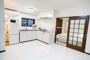Η κουζίνα ή μικρή κουζίνα στο 102Room,Free parking just a 7-minute walk from Koiwa tram stop This spacious 75-square-meter flats features two large bedrooms and can accommodate up to seven guests