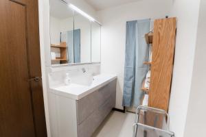 Ένα μπάνιο στο 102Room,Free parking just a 7-minute walk from Koiwa tram stop This spacious 75-square-meter flats features two large bedrooms and can accommodate up to seven guests +74 φωτογραφίες