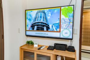 Μια τηλεόραση ή/και κέντρο ψυχαγωγίας στο 102Room,Free parking just a 7-minute walk from Koiwa tram stop This spacious 75-square-meter flats features two large bedrooms and can accommodate up to seven guests