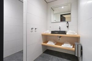 Koupelna v ubytování Dock Hotel Stellendam + 78 fotografií