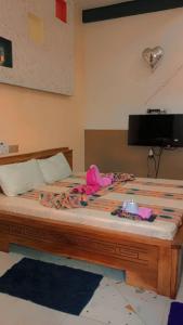 een bed met een hoop puin erop bij MONIQUE CZ Maria Gléta in Abomey-Calavi