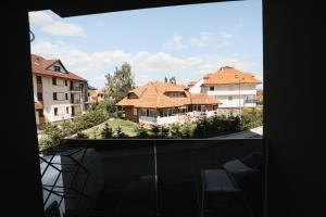 einen Blick auf eine Gruppe von Häusern aus einem Fenster in der Unterkunft Grand Residence Zlatibor in Zlatibor