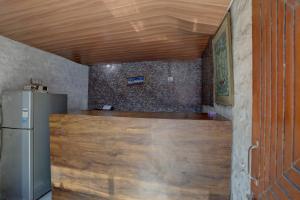 una cucina con bancone in legno e frigorifero di Hotel O Gold Inn a Faridabad
