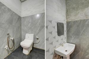 un bagno con un water e un lavandino di Hotel O Gold Inn a Faridabad