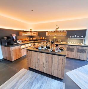 eine Küche mit Arbeitsplatten aus Holz in einem Restaurant in der Unterkunft Gästehaus am Hauchen - Adults only in Reit im Winkl