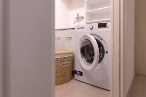 eine weiße Waschmaschine und ein Trockner in einem Zimmer in der Unterkunft Villa Natura - Deluxe in Neviano