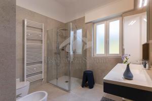 ein Badezimmer mit Dusche, Toilette und Waschbecken in der Unterkunft Villa Natura - Deluxe in Neviano + 26 Fotos