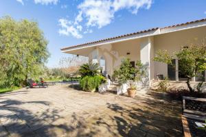 eine Terrasse vor einem Haus in der Unterkunft Villa Natura - Deluxe in Neviano