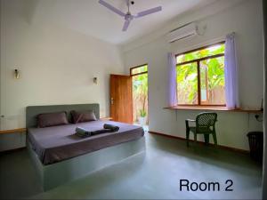 Postel nebo postele na pokoji v ubytování Bird garden Midigama