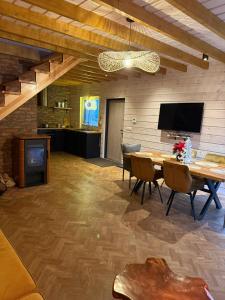 TV a/nebo společenská místnost v ubytování Bursztynowy domek