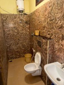 Et badeværelse på White Town room and villa