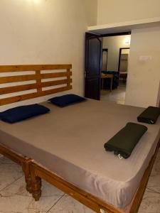 En eller flere senge i et værelse på White Town room and villa