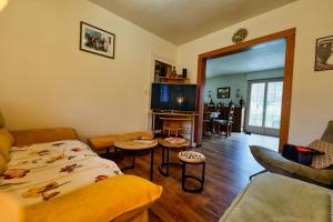 a living room with a couch and a tv at TY Lavarion in Le Bono