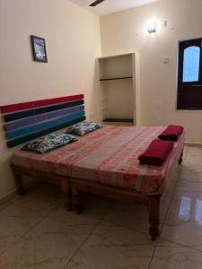 En eller flere senge i et værelse på White Town room and villa